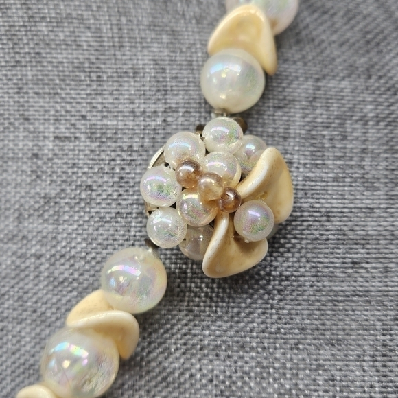 VINTAGE Cream and Iridescent Beaded Strand Flower Box Clasp Necklace Japan - Picture 5 of 8